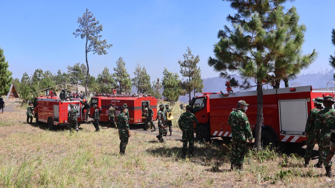 Kebakaran hutan yang melanda kawasan Hutan Lindung Gunung Soputan, Kabupaten Minahasa Tenggara, masih belum berhasil dipadamkan hingga Senin (3/8/2026).