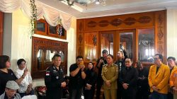 Bupati Franky Donny Wongkar, S.H., turut hadir di rumah duka untuk menyampaikan belasungkawa kepada keluarga almarhum. (ist)