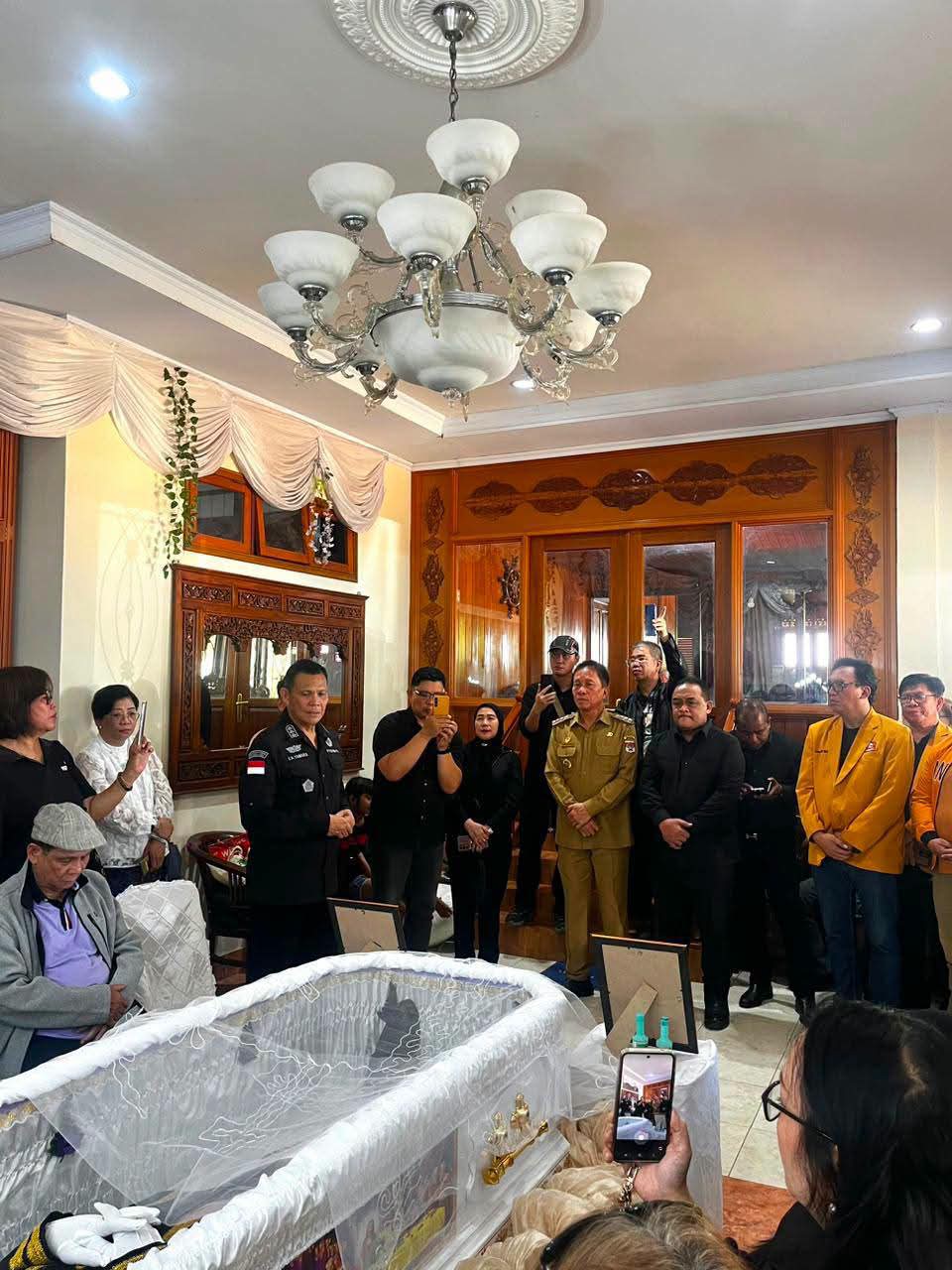 Bupati Franky Donny Wongkar, S.H., turut hadir di rumah duka untuk menyampaikan belasungkawa kepada keluarga almarhum. (ist)