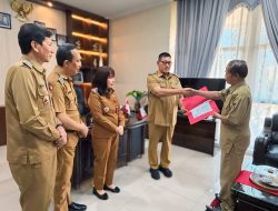 Wabup Theodorus Kawatu Serahkan SK Plt. Camat Kumelembuai kepada Alldy Tumanduk