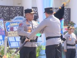Brigjen Pol Yudo Hermanto Terima Pataka Maesa’an Waya dari Irjen Pol Roycke Harry Langie