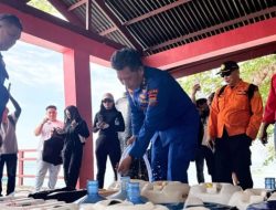 Peduli Masyarakat, Polairud Polda Sulut Antar Bantuan Air Bersih Untuk Warga Manado Tua dan Siladen