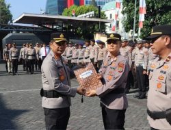Kapolresta Manado Berikan Penghargaan Kepada Personel Berprestasi