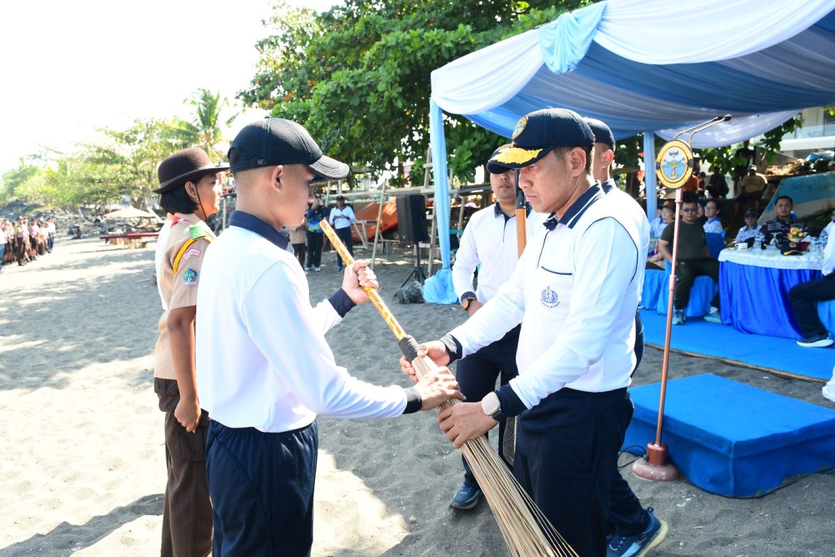 Kodaeral VIII menggelar Program Laut Bersih TNI Angkatan Laut di Pantai Karang Ria, Kota Manado, Selasa (8/9/2026). Kegiatan tersebut dipimpin Wadan Kodaeral VIII Laksamana Pertama TNI Tony Herdijanto