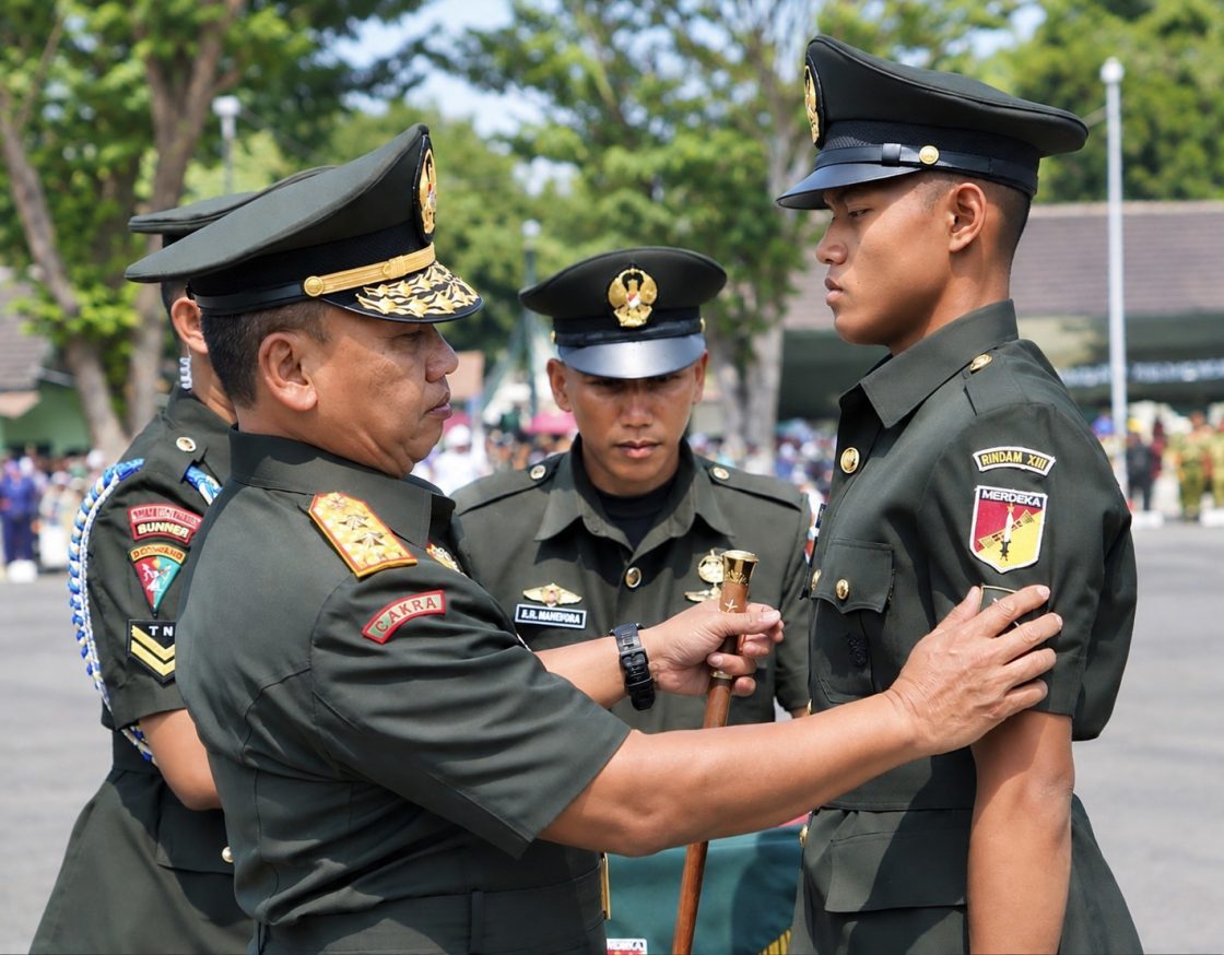 Pangdam XIII/Merdeka Mayjen TNI Mirza Agus, S.I.P., melantik 326 prajurit muda TNI Angkatan Darat di Secata Rindam XIII/Merdeka, Bitung, Sulawesi Utara, Rabu (9/9/2026).