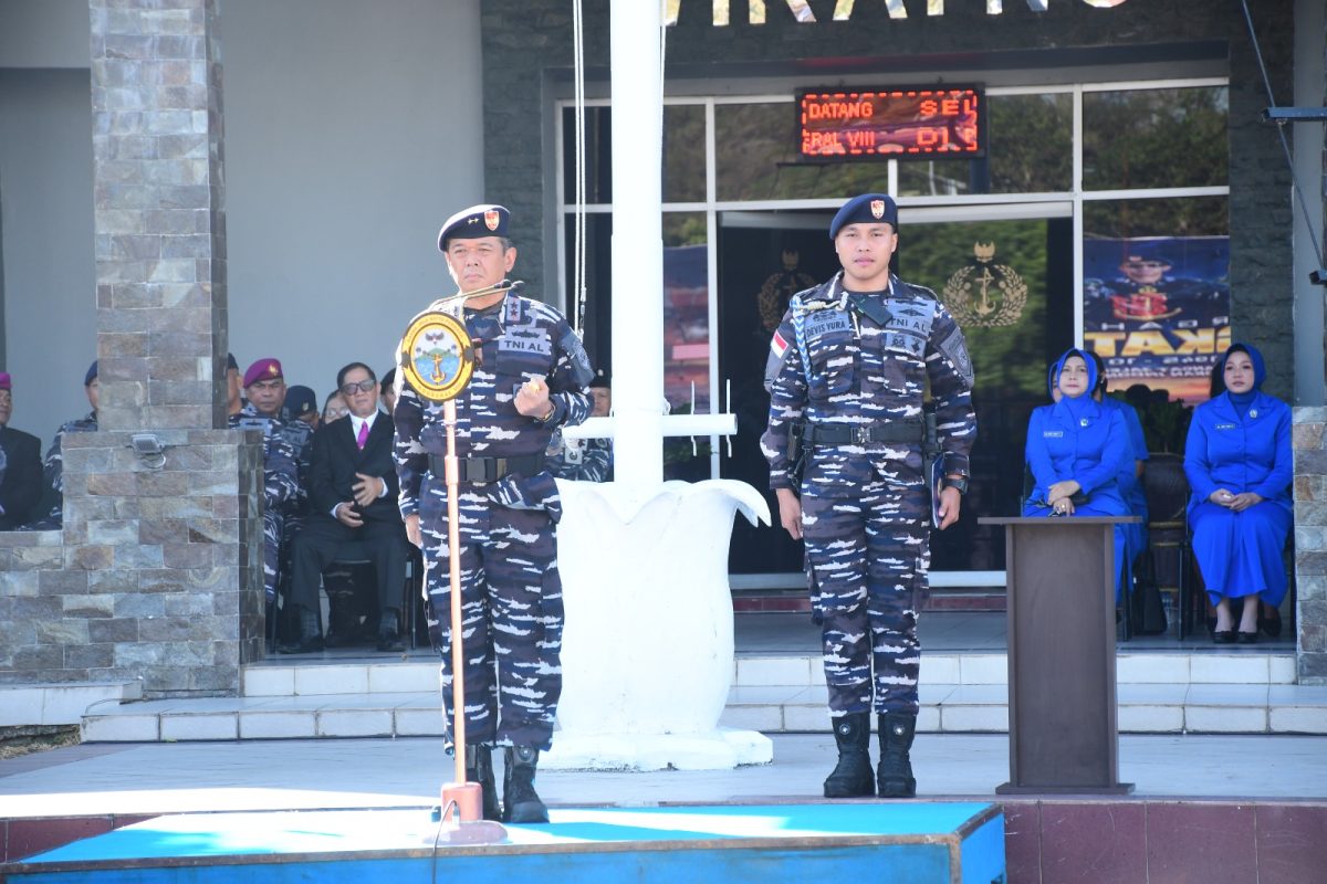 Dankodaeral VIII Laksda TNI Dery Triesananto Suhendi memimpin Apel Siaga Hari Jadi ke-81 TNI Angkatan Laut (TNI AL) Tahun 2026.