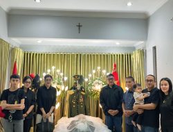 Wabup Minsel Theodorus Kawatu Melayat ke Rumah Duka Brigjen TNI (Purn.) Yorry Tuwaidan