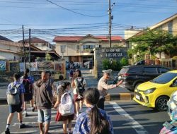 Pos Cakalang Polsek Malalayang Kawal Arus Lalu Lintas dari Pagi hingga Siang
