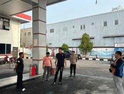 Polsek Malalayang Tertibkan Antrean Solar Bersubsidi, Cegah Kemacetan di SPBU