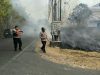 Polsek Tikala dan Damkar Padamkan Kebakaran Lahan Kosong di Banjer 