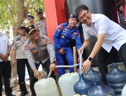 Kapolda Sulut Bersama Walikota Manado Turun Lapangan Salurkan Air Bersih untuk Warga Siladen dan Pulau Manado Tua