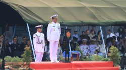 Dankodaeral VIII Laksda TNI Dery Triesananto Suhendi memimpin upacara peringatan HUT ke-81 TNI di Apron Lanudal Manado, Kabupaten Minahasa Utara, Senin (5/10/2026).