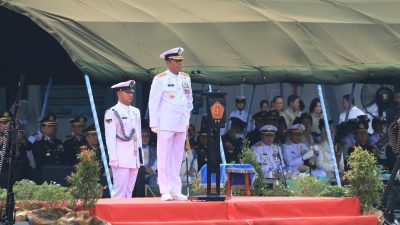Dankodaeral VIII Laksda TNI Dery Triesananto Suhendi memimpin upacara peringatan HUT ke-81 TNI di Apron Lanudal Manado, Kabupaten Minahasa Utara, Senin (5/10/2026).